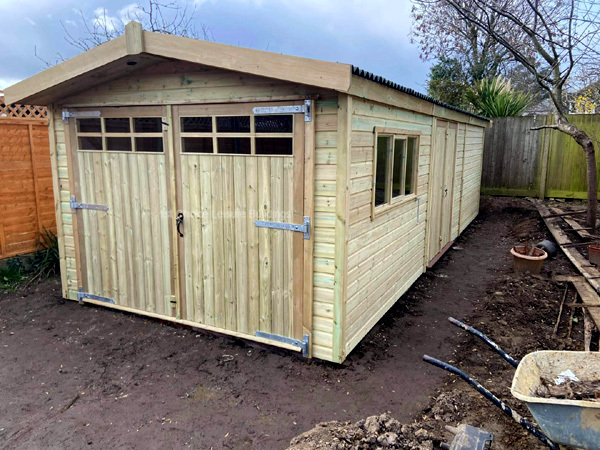 A Platinum Basingstoke 20x10 Wooden garage with Georgian door