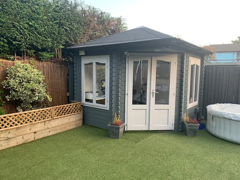 10 Garden Room Suppliers In Surrey (Ranked By Quality &Amp; Lead Time) 12 1st Choice Leisure Buildings — Sutton Green showroom